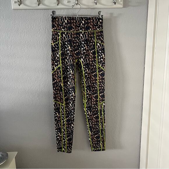 All Access Center Stage High Rise Pocket Leggings in Leopard - Picture 2 of 7